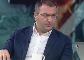 Yandaş yazar Cem K&uuml;&ccedil;&uuml;k, ekonomistleri eleştirirken y&uuml;ksek enflasyonu itiraf etti
