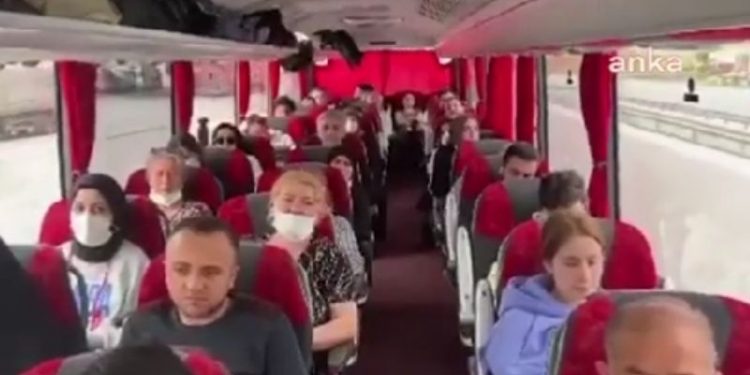 Yeni açılan Tokat Havalimanı'na iniş yapamayan uçağın yolcuları bir de otobüs ücreti ödedi