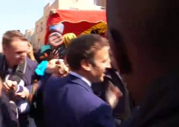 Yeniden cumhurbaşkanı seçilen Macron'a Paris'te domates atıldı