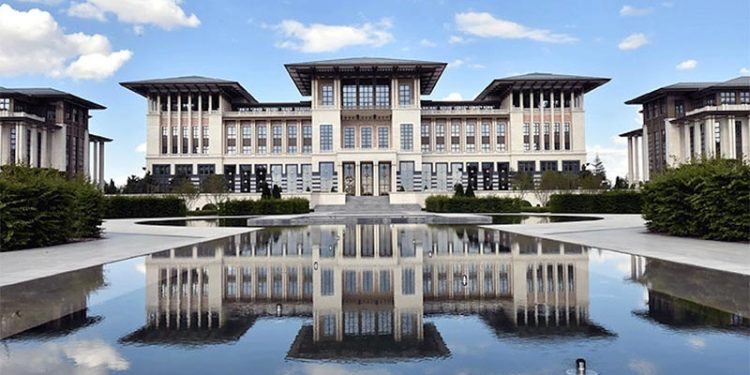 Yurttaştan alınan vergiler rekor kırdı, Saray ve bakanlıkların giderleri katlanarak arttı