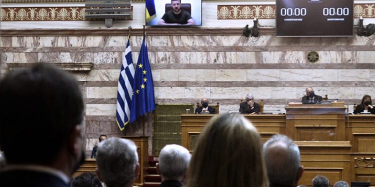 Zelenski, Yunanistan Parlamentosu'ndaki konuşmasında Azov Taburu üyesine söz verdi; Çipras, "Parlamentomuzda Nazi'ler konuşamaz!" dedi