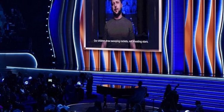 Zelenskiy dünya sanatçılarına seslendi: Müziğinizde bizi anlatın, sessiz kalmayın