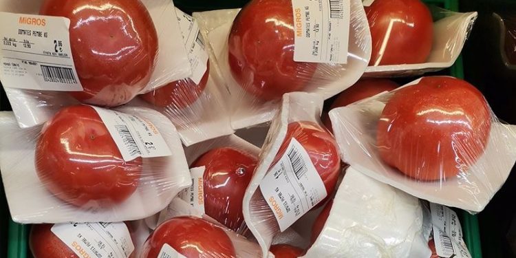 Çarşıda pazarda her şey ateş pahası, alışveriş torbamızda artık 1 adet domates, beş adet erik var