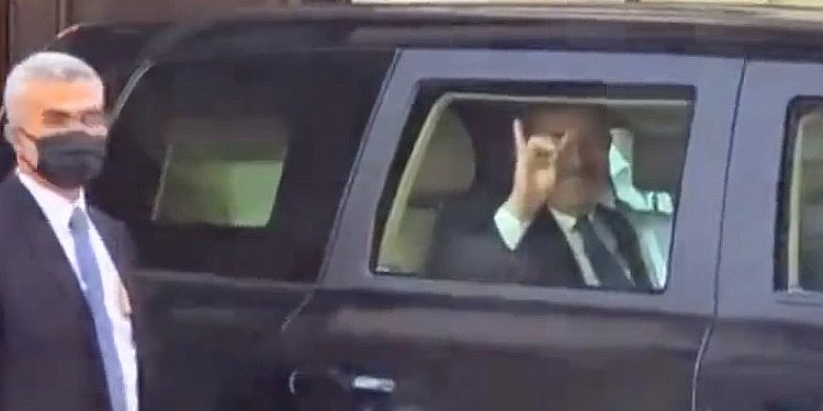 Çavuşoğlu, 24 Nisan’ın yıldönümünde Ermeni protestoculara Bozkurt işareti yaptı