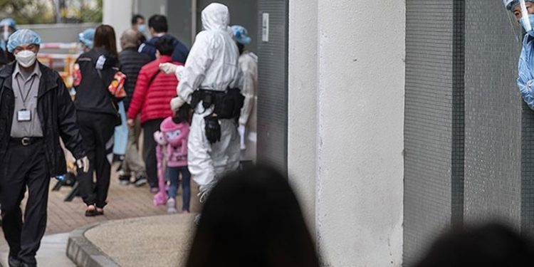 Çin'de son 24 saatte 24 bin 411, Hong Kong'da 574 Kovid-19 vakası tespit edildi