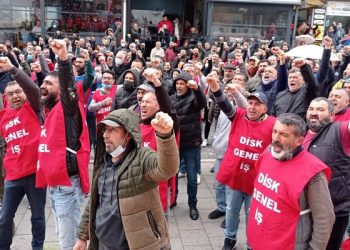 Çiğli Belediyesi işçileri kendilerine sormadan TİS imzalayan sendikayı protesto etti