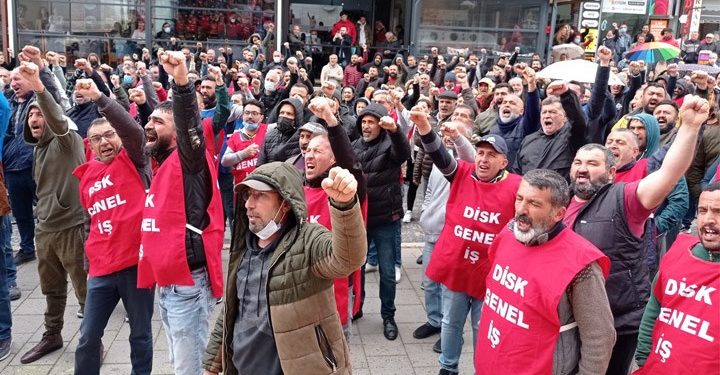 Çiğli Belediyesi işçileri kendilerine sormadan TİS imzalayan sendikayı protesto etti