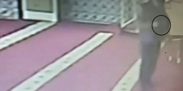 Önce namaz kıldı sonra camiyi soydu