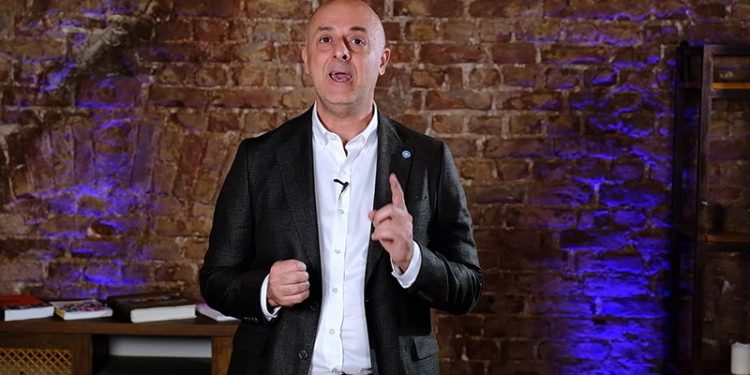 Ümit Özlale: AKP, kendine yakın kişileri uzun vadede ciddi bir bütçe oluşturacağını bilerek işe alıyor