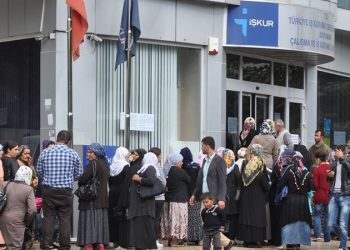 Üniversite mezunları İŞKUR kapısında; 17 bin 61 işsiz genç mesleki eğitim kurslarına başvurdu