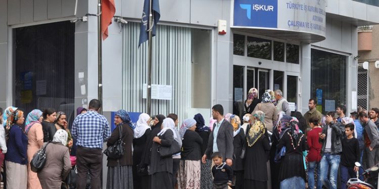 Üniversite mezunları İŞKUR kapısında; 17 bin 61 işsiz genç mesleki eğitim kurslarına başvurdu