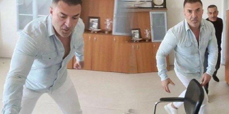 Üniversitede şiddet: Dekan, profesöre imitasyon kılıçla saldırdı