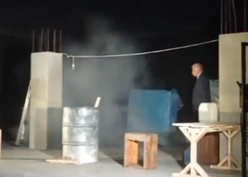 İkinci kez elektriği kesilen Moda Sahnesi'nde 'ışıldakla' oyun oynandı