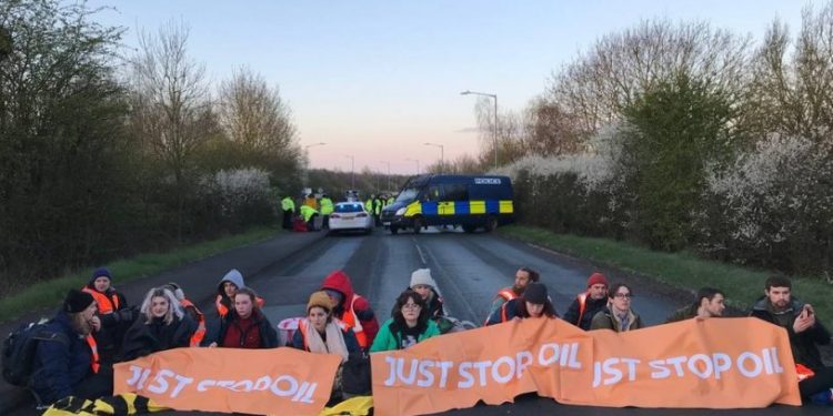 İklim aktivistleri 10 petrol terminalini işgal etti