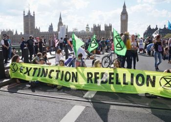 İklim krizi: Yokoluş İsyanı, Londra'daki en işlek dört köprüyü trafiğe kapattı