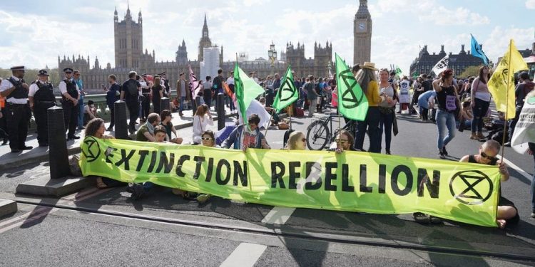 İklim krizi: Yokoluş İsyanı, Londra'daki en işlek dört köprüyü trafiğe kapattı