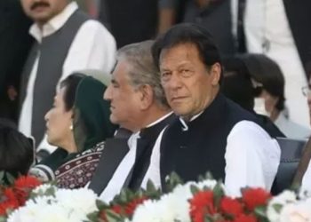 İmran Han: Pakistan başbakanının geleceği tehlikede mi?