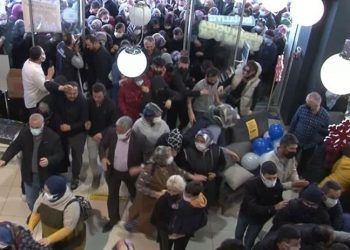 'İndirimli telefon' izdihamı, birbirlerini ezdiler