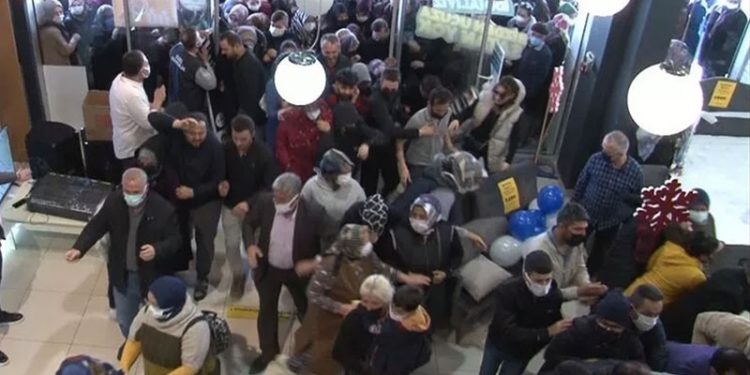 'İndirimli telefon' izdihamı, birbirlerini ezdiler