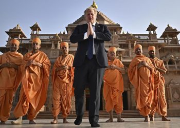 İngiltere Başbakanı Johnson, Hindistan gezisinde Rus helikopterine binmeyi reddetti