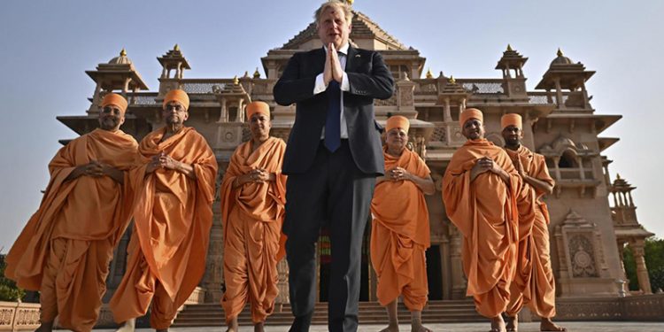 İngiltere Başbakanı Johnson, Hindistan gezisinde Rus helikopterine binmeyi reddetti