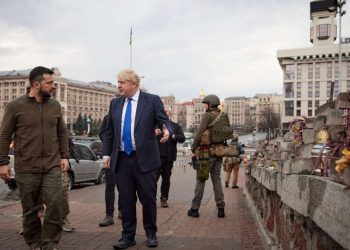 İngiltere Başbakanı Johnson Zelenskiy ile görüştü, Kiev sokaklarında yürüdü