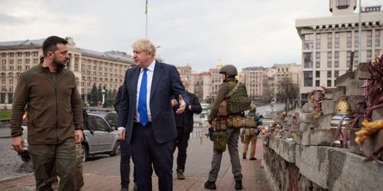 İngiltere Başbakanı Johnson Zelenskiy ile görüştü, Kiev sokaklarında yürüdü