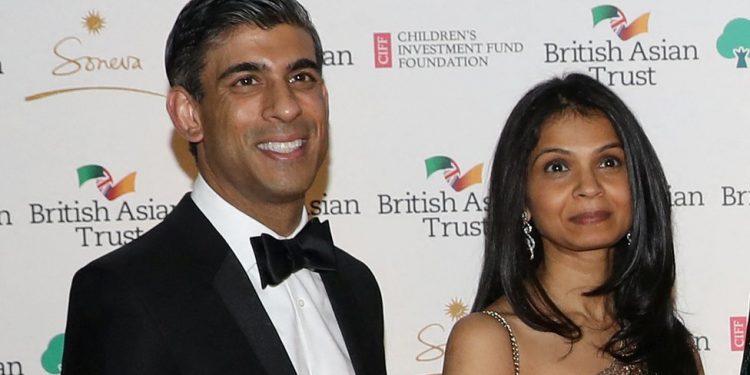 İngiltere Maliye Bakanı Sunak'in eşinin vergi statüsü tartışma yarattı