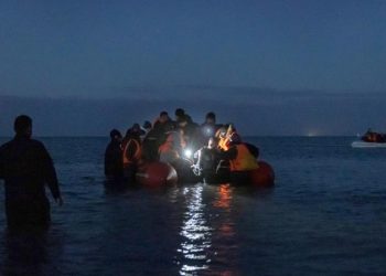 İngiltere 'düzensiz göçe karşı' donanmayı seferber ediyor