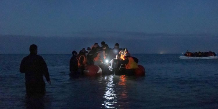 İngiltere 'düzensiz göçe karşı' donanmayı seferber ediyor