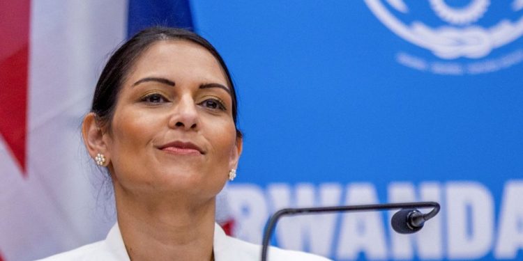 İngiltere İçişleri Bakanı, sığınmacıların Ruanda'ya gönderilmesi planını savundu