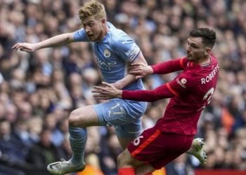 İngiltere'de şampiyonluk düğümü çözülmedi!