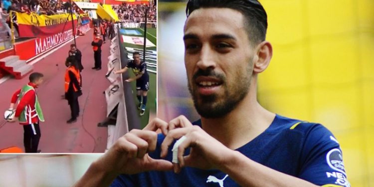 İrfan Can Kahveci'ye topu vermeyen çocuğa krampon hediye ettiler