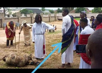 İsa’nın çarmıha gerilişini canlandırıyordu: Sahnede hayatını kaybetti!