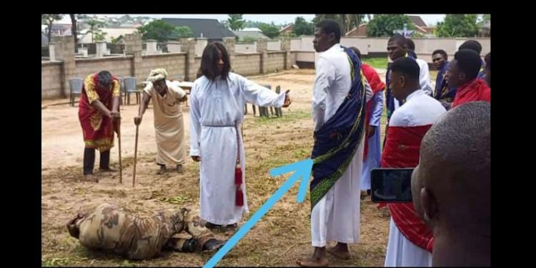 İsa’nın çarmıha gerilişini canlandırıyordu: Sahnede hayatını kaybetti!