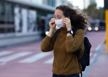 İspanya’da kapalı alanlarda maske zorunluluğu kaldırıldı
