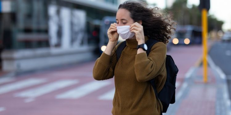 İspanya’da kapalı alanlarda maske zorunluluğu kaldırıldı