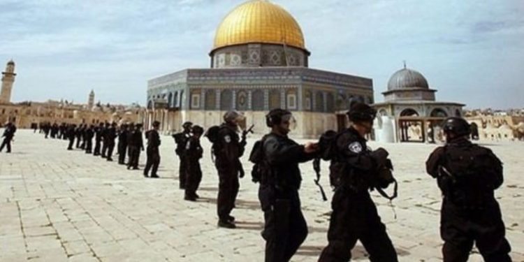 İsrail güçleri Mescid-i Aksa'da Filistinlilere saldırdı: 17 yaralı