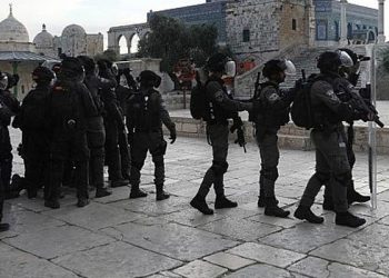 İsrail polisi sabah namazının ardından Mescid-i Aksa'ya baskın düzenledi