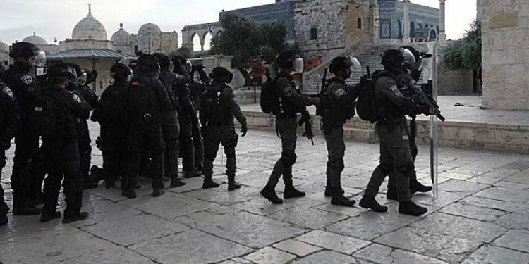İsrail polisi sabah namazının ardından Mescid-i Aksa'ya baskın düzenledi