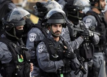 İsrail'de polis memurunu bıçaklayan Filistinli vurularak öldürüldü