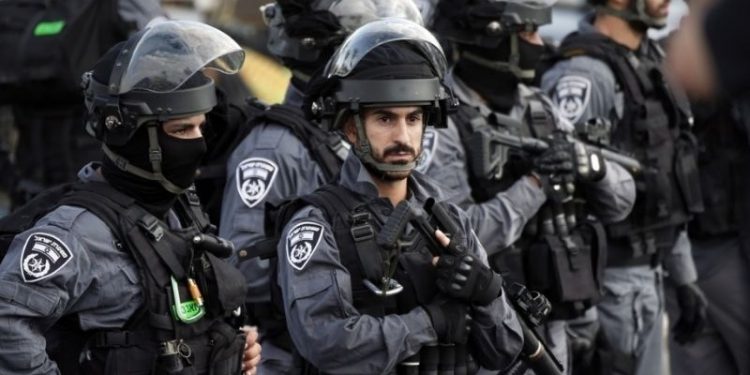 İsrail'de polis memurunu bıçaklayan Filistinli vurularak öldürüldü