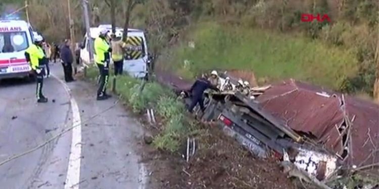 İstanbul'da gecekondunun üzerine tır devrildi: 5 yaralı