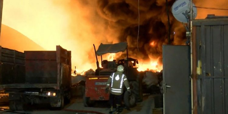 İstanbul'da geri dönüşüm tesisinde yangın