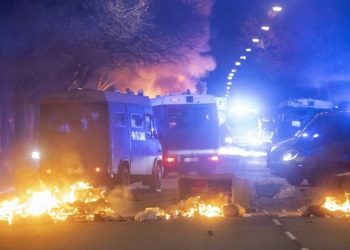 İsveç'te aşırı sağcı grubun Kuran yakma eylemi ve karşı gösteriler nedeniyle gerginlik yaşanıyor