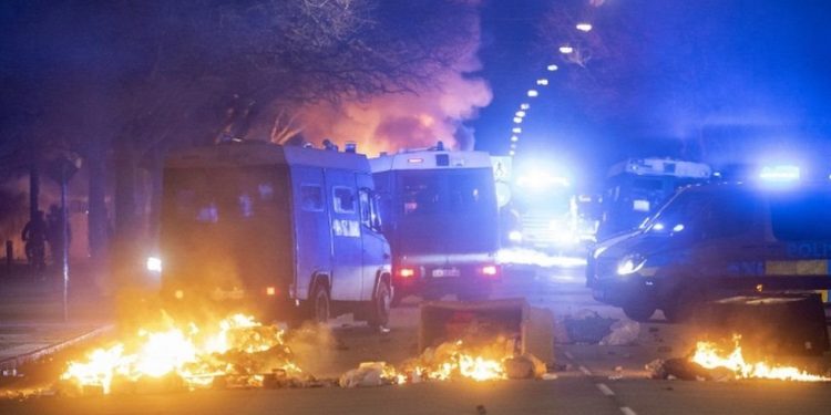 İsveç'te aşırı sağcı grubun Kuran yakma eylemi ve karşı gösteriler nedeniyle gerginlik yaşanıyor