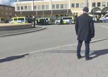 İsveç'te aşırı sağcı parti lideri polis koruması altında bir kez daha Kur'an yaktı