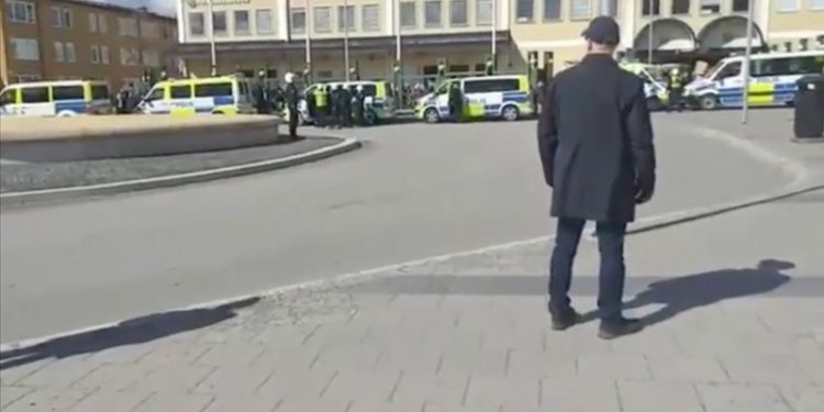 İsveç'te aşırı sağcı parti lideri polis koruması altında bir kez daha Kur'an yaktı