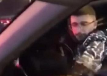 İçinde çocuk bulunan otomobilin aynasını kıran saldırgan gözaltına alındı