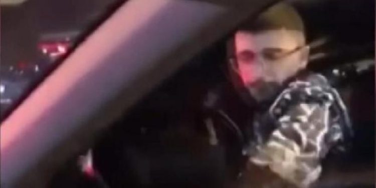 İçinde çocuk bulunan otomobilin aynasını kıran saldırgan gözaltına alındı